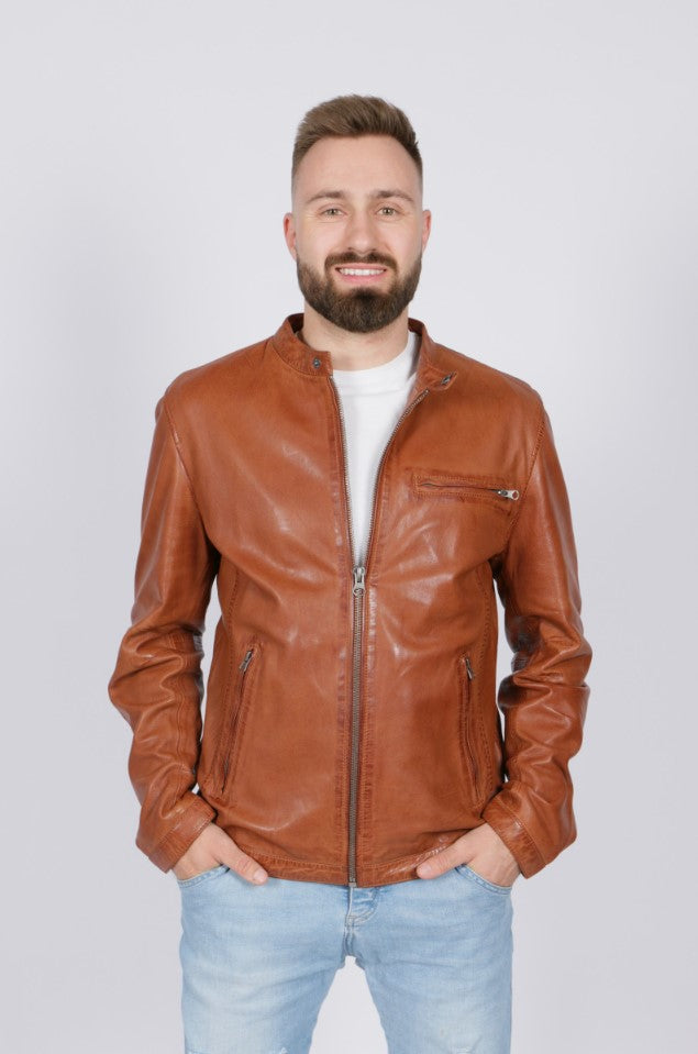 giacca in pelle classica 2 tasche laterali e una sul petto con zip, chiusura con bottone sul colletto