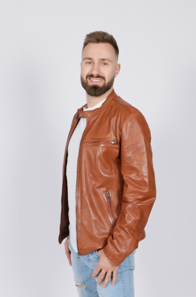 giacca in pelle classica 2 tasche laterali e una sul petto con zip, chiusura con bottone sul colletto