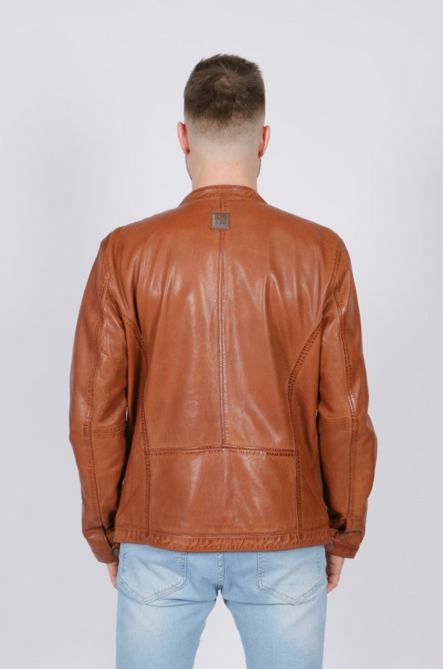 giacca in pelle classica 2 tasche laterali e una sul petto con zip, chiusura con bottone sul colletto