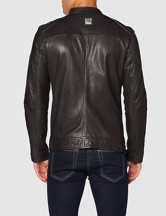 giacca in pelle classica 2 tasche laterali e una sul petto con zip, chiusura con bottone sul colletto