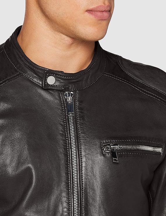 giacca in pelle classica 2 tasche laterali e una sul petto con zip, chiusura con bottone sul colletto