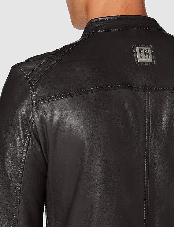 giacca in pelle classica 2 tasche laterali e una sul petto con zip, chiusura con bottone sul colletto