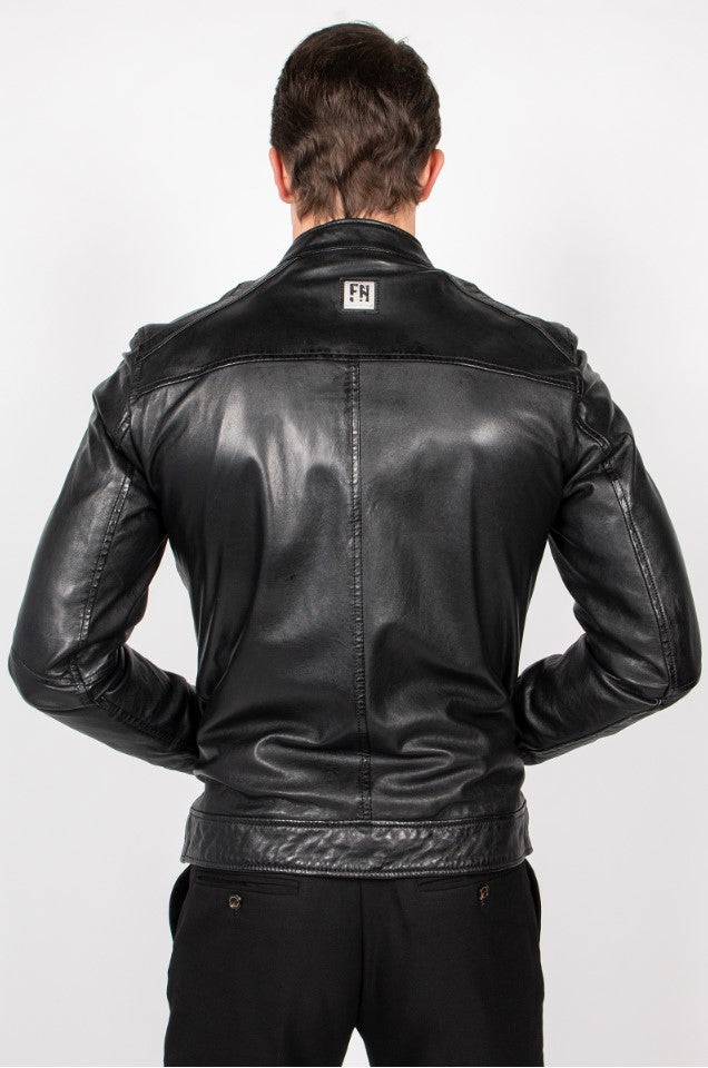 giacca in pelle classica 2 tasche laterali e una sul petto con zip, chiusura con bottone sul colletto